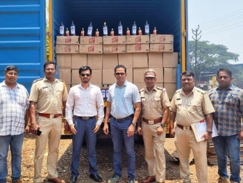 ﻿Excise flying squad seizes truck with liquor