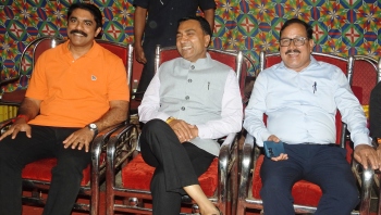 ﻿Saffron tilt? CM's banter over 'orange' t-shirt with Vijai fuels scribes' queries