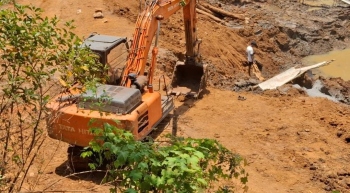 Residents protest ongoing construction of bhandara across Zuari river at Mirabag