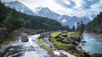 ﻿Rocky road ahead from Pahalgam