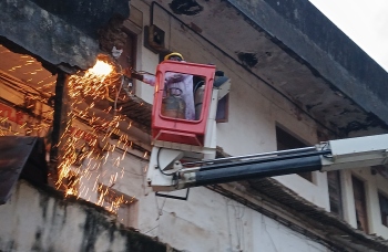 ﻿Margao building vacated after canopy collapse, firefighters clear weak slab