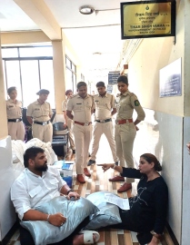 ﻿Activists stage dharna over FIR in bridge protest case