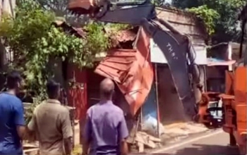 ﻿PMC begins razing   8 shops built on   govt land in Ponda