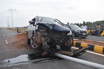 Driver escapes unhurt as car crashes into electric pole on Margao bypass