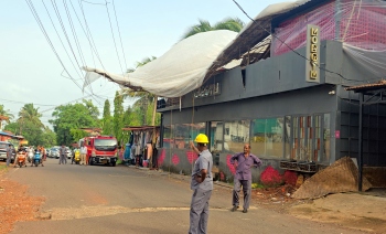 Makeshift roof comes crashing down on power lines in Morjim