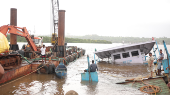 ﻿RND begins removing sunken Chorao ferry after five days; GPCC slams govt for ‘zero accountability’