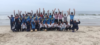 ﻿GCQ football team hold beach training session