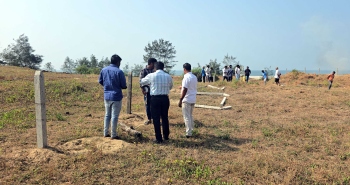 P’yat inspects barbed wire fencing at Mandrem beach