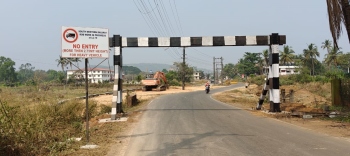 Railway barrier blocks buses, disrupts daily commute for students in Areal