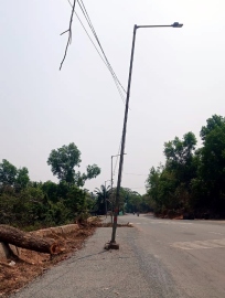 Poles in roadway raise safety risks on Curchorem–Sanguem stretch