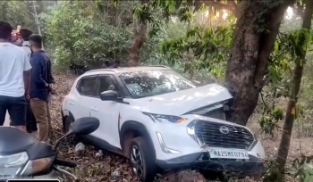 4 injured as car crashes into tree at Poriem