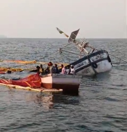 22 rescued after boat capsizes off Betul