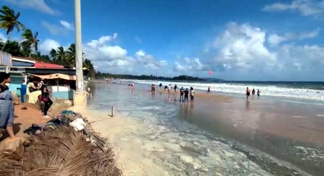 Strong waves pound Canacona’s coastline, causes soil erosion