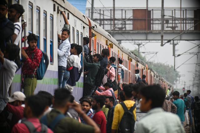 ﻿Overcrowded trains: Relic of colonialism