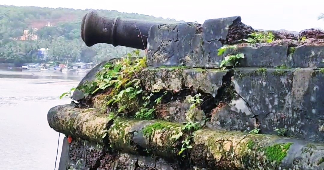 Entrance to Betul fort caves in, calls for restoration of site