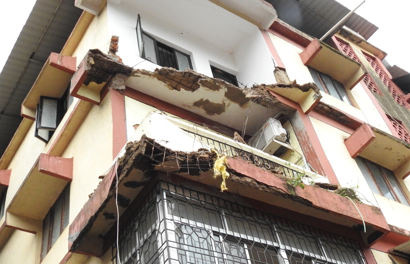 Parapet of building comes crashing down in Margao