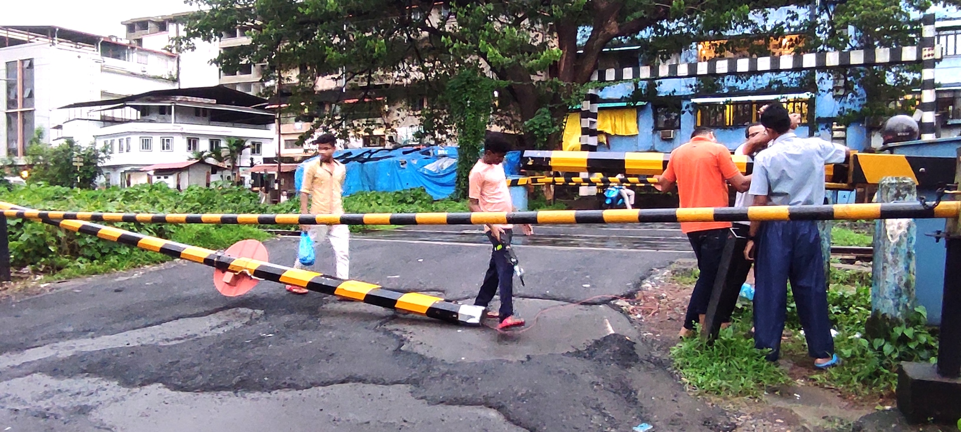 Comba rail crossing gate damaged in accident