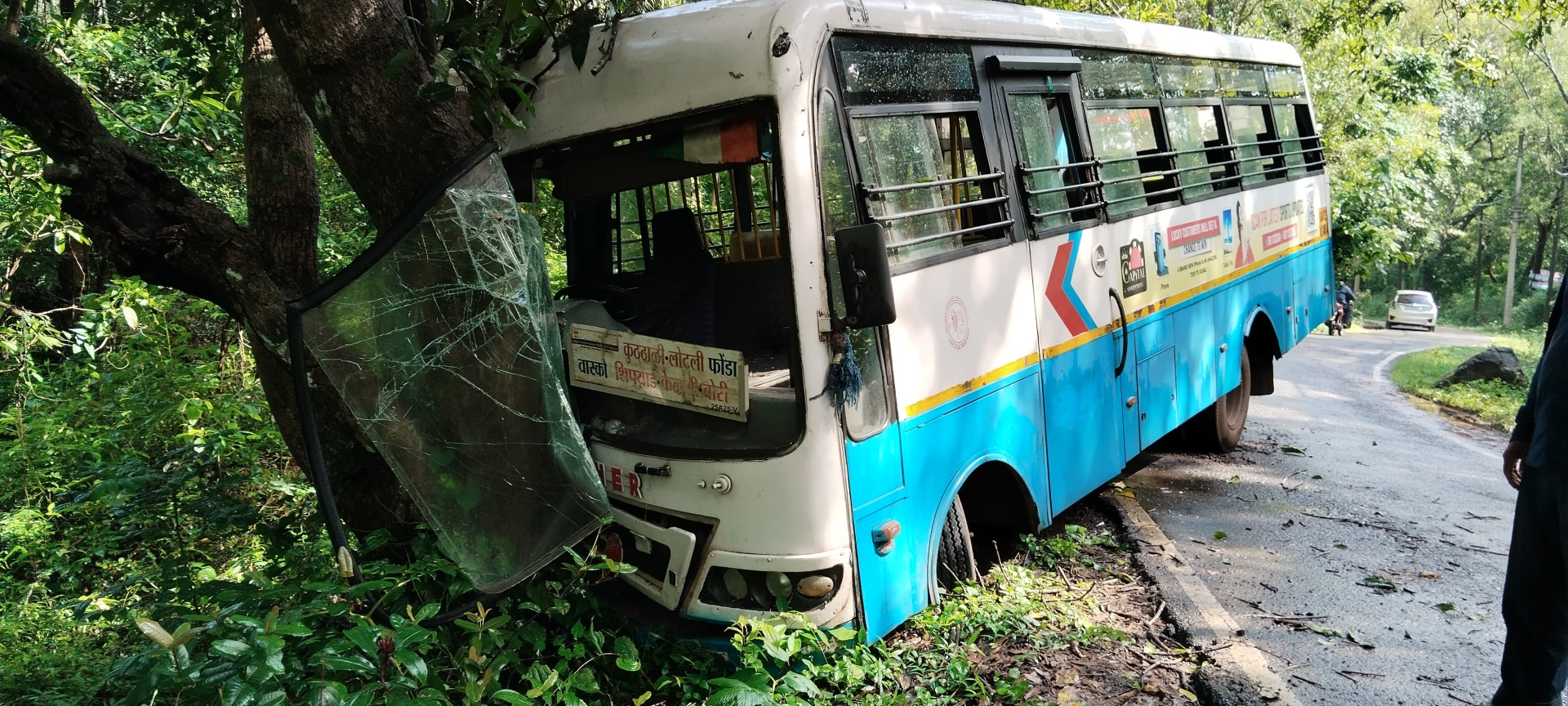 Kadamba bus crashes into tree at Shiroda, 11 injured