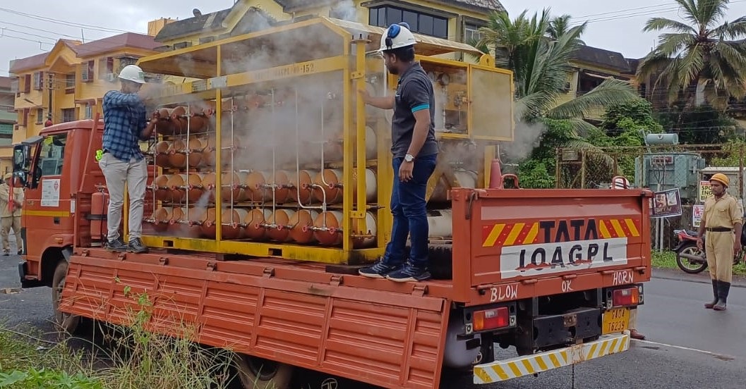 CNG leak from delivery vehicle at fuel pump leads to panic