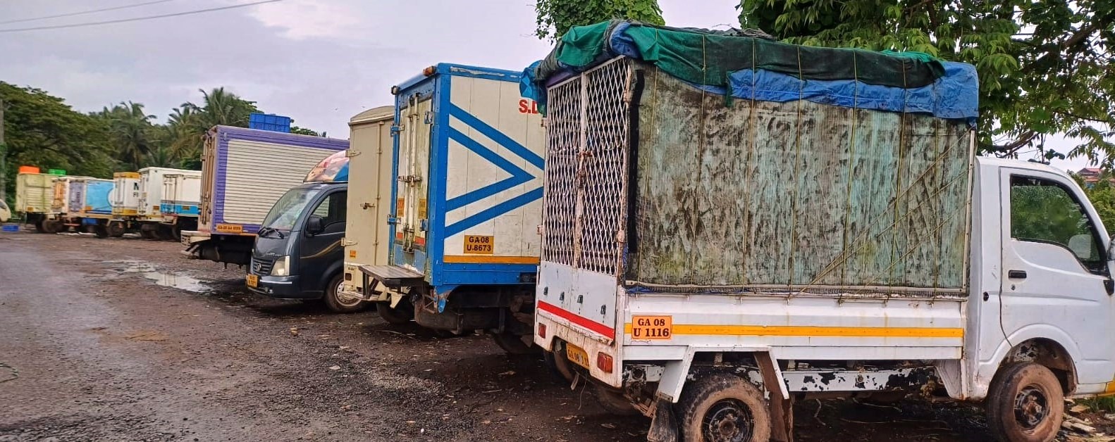 The Goan EveryDay Vehicle parking along wholesale fish market road