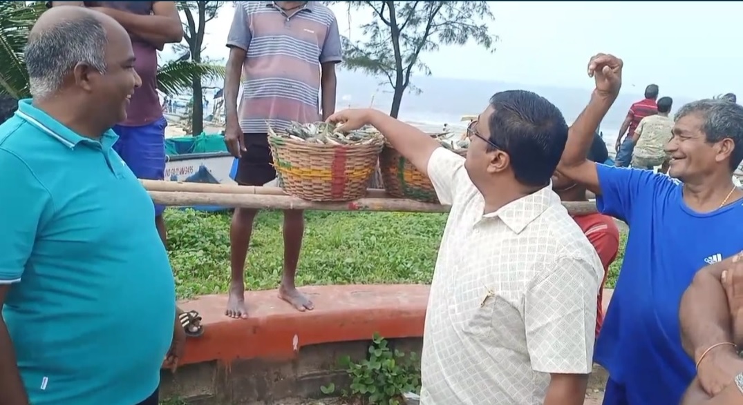 Venzy takes up cudgels for fishermen, warns of agitation   if SGPDA does not open wholesale market to them