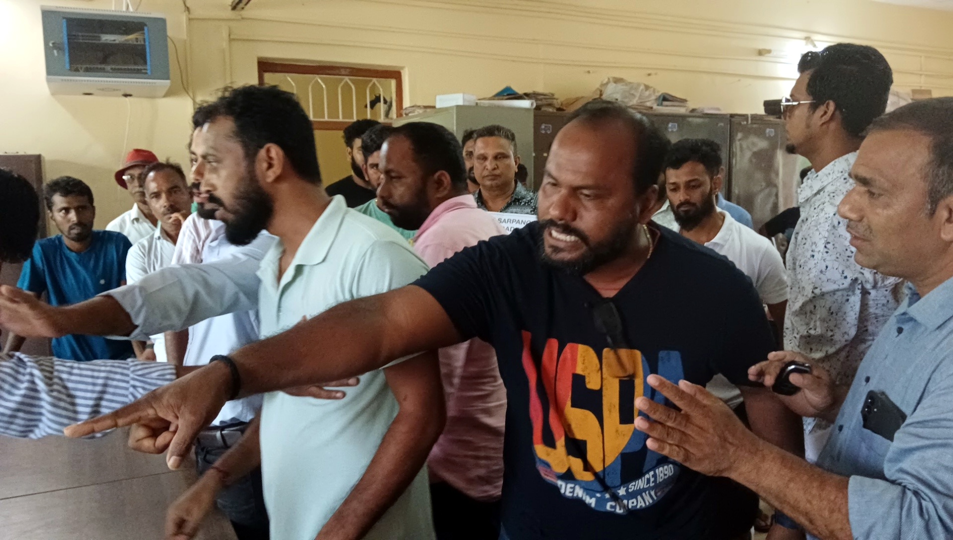 Angry Morjim locals confront p’yat on draft zoning plan