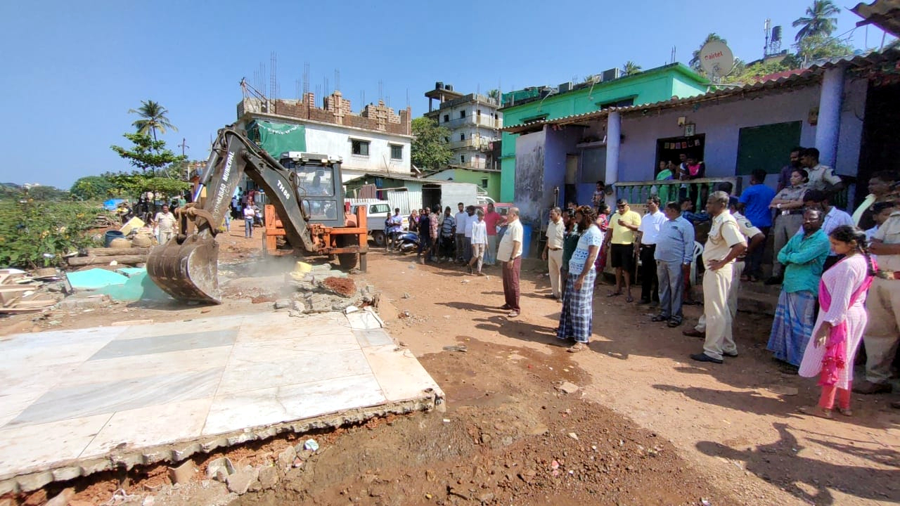 Civic body demolishes 4   illegal structures in Mangor
