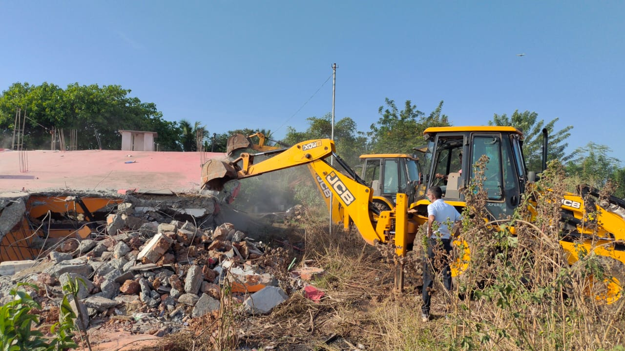 43 houses razed on Sancoale Comunidade land on Day 2