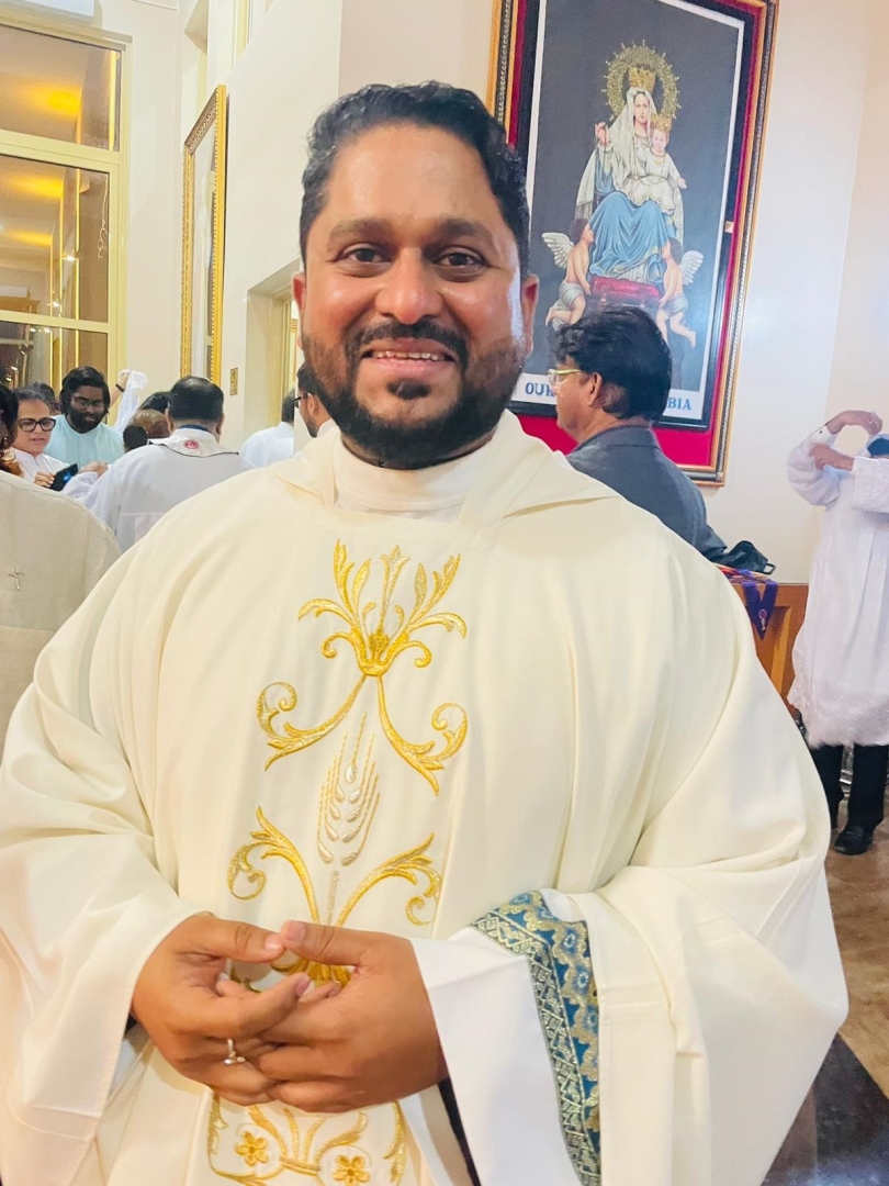 Fr D’Souza first Goan installed as parish priest of Qatar church