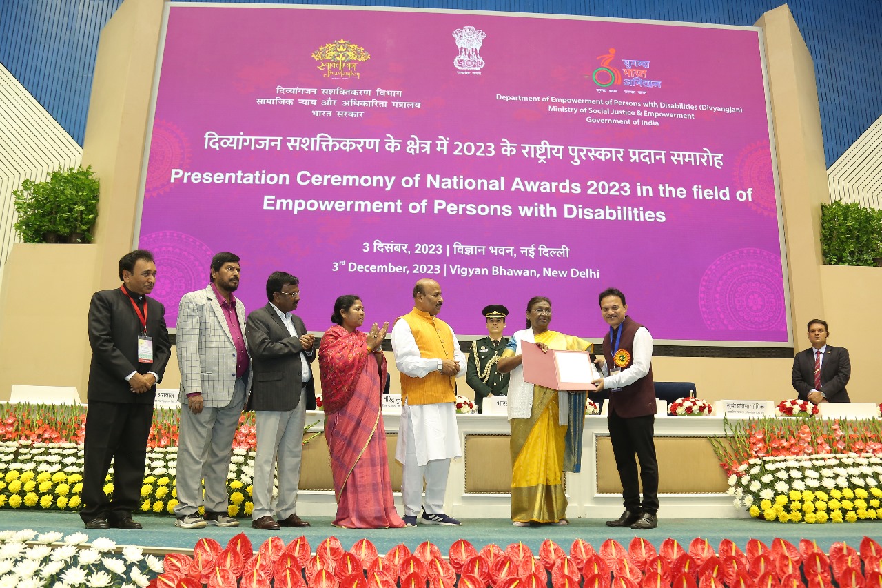 ﻿Pawaskar bags national  award as Best State   Commissioner for PwDs  (