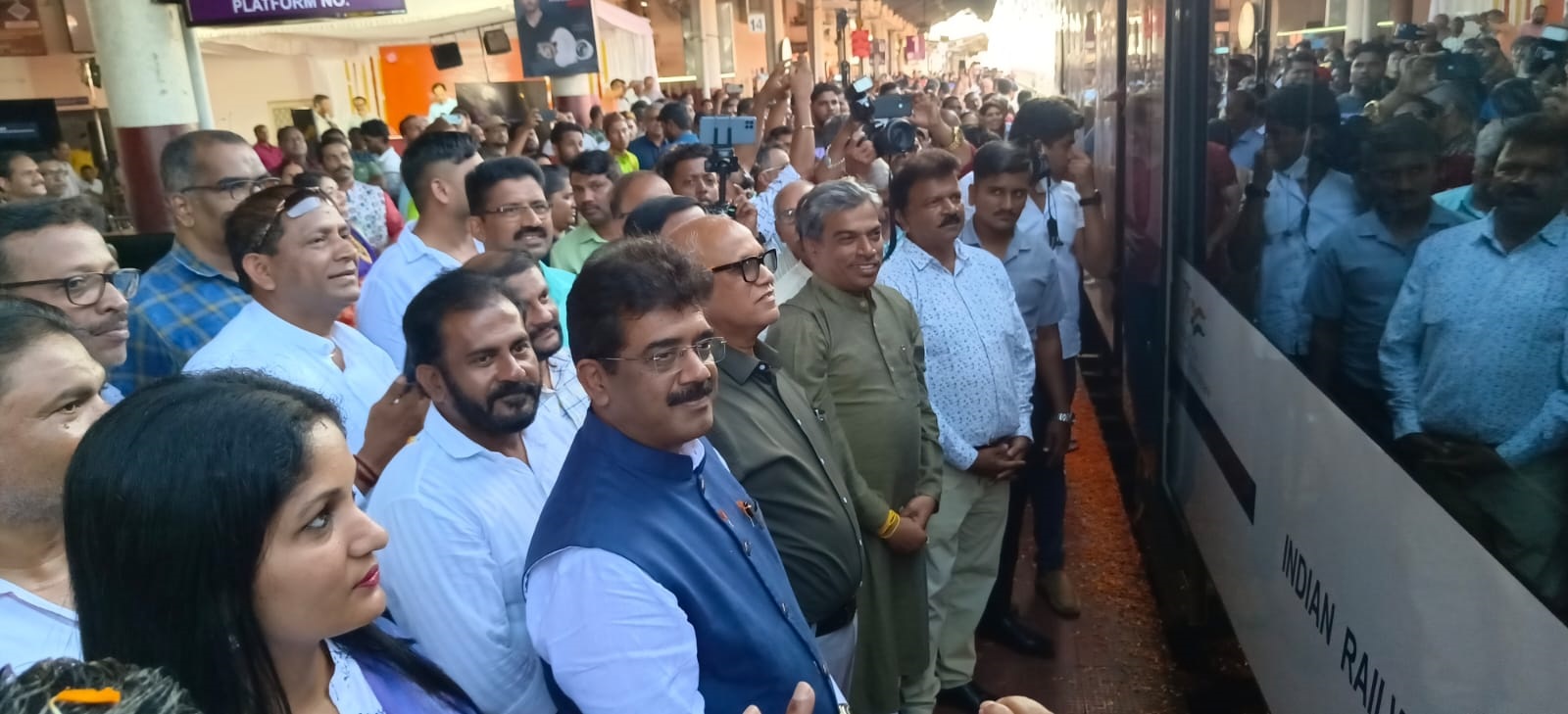 Margao-Mangaluru Vande Bharat welcomed with fanfare on first run