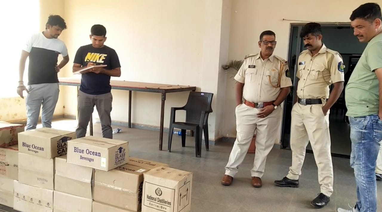 ﻿Mopa police seize liquor being smuggled to Maharashtra
