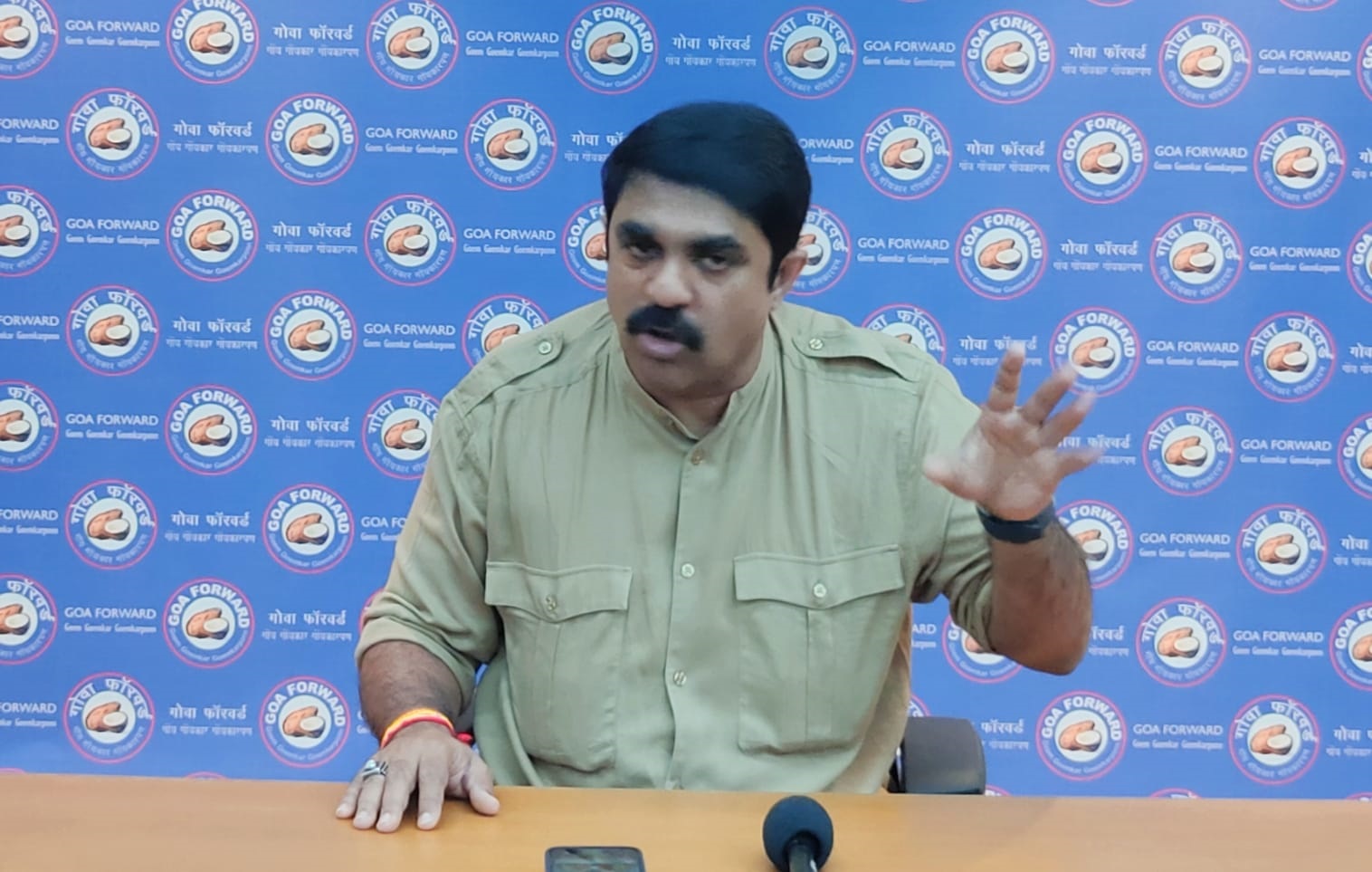 Vijai asks Mauvin to quit over Dabolim 'failure'