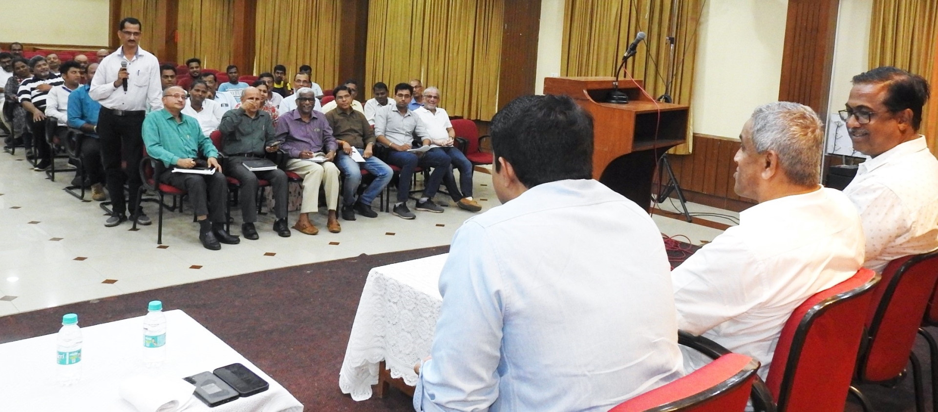 ﻿Power Minister addresses host of issues in Fatorda; Vijai opposes pipeline work