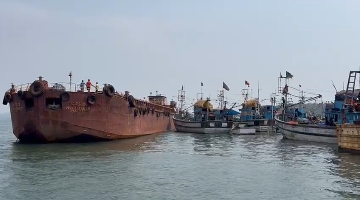 Barge collides with fishing   boats at Kharewada