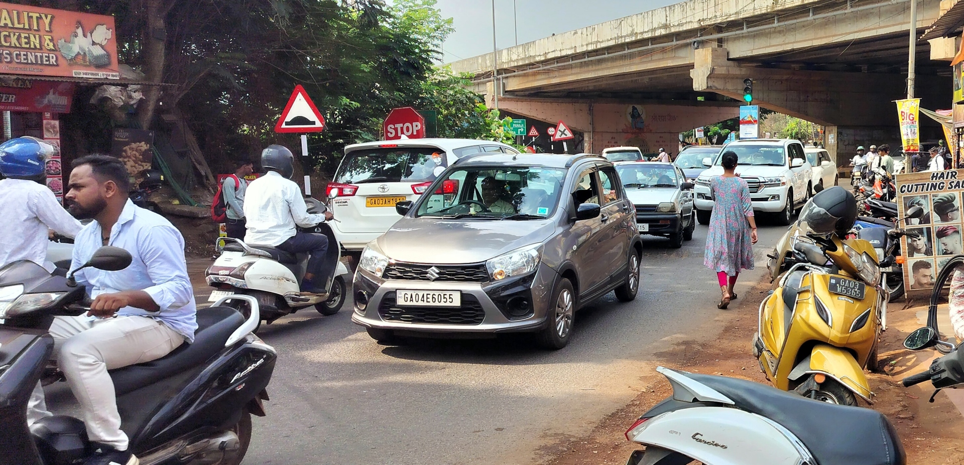 Karaswada junction descends  into chaos during rush hours