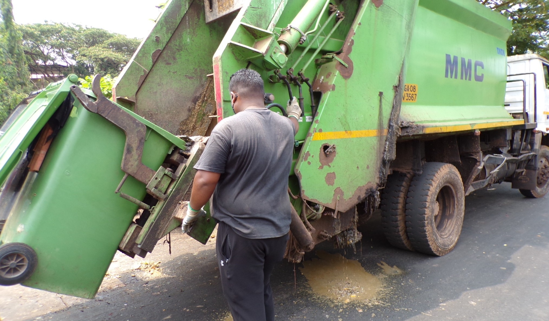 Spillage of slurry from garbage compactors poses risk to motorists