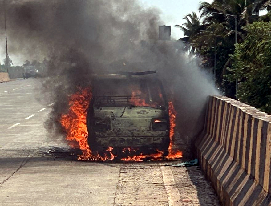 ﻿Car gutted in fire at Guirim, driver escapes