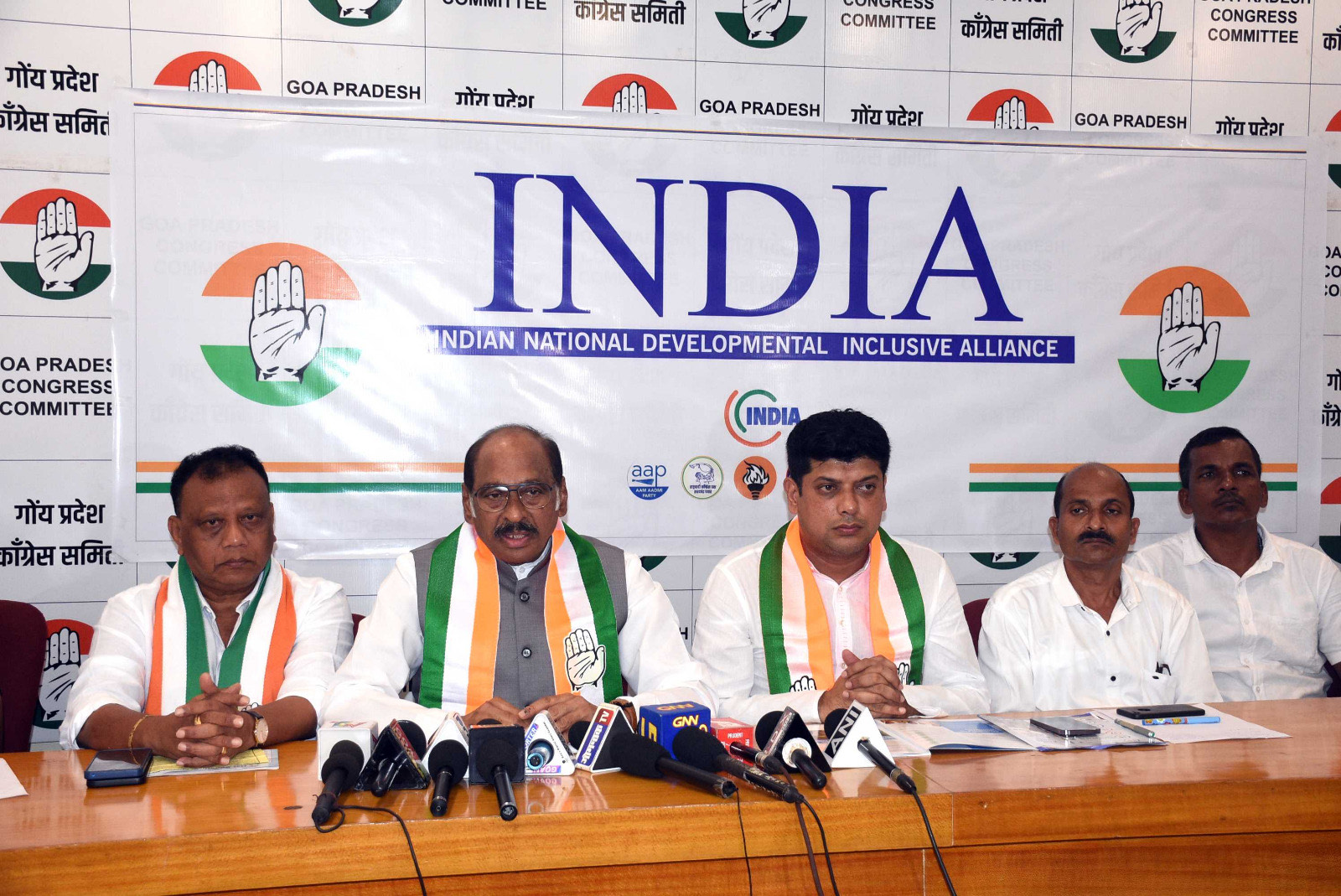 Cong promises ST political reservation, forest rights