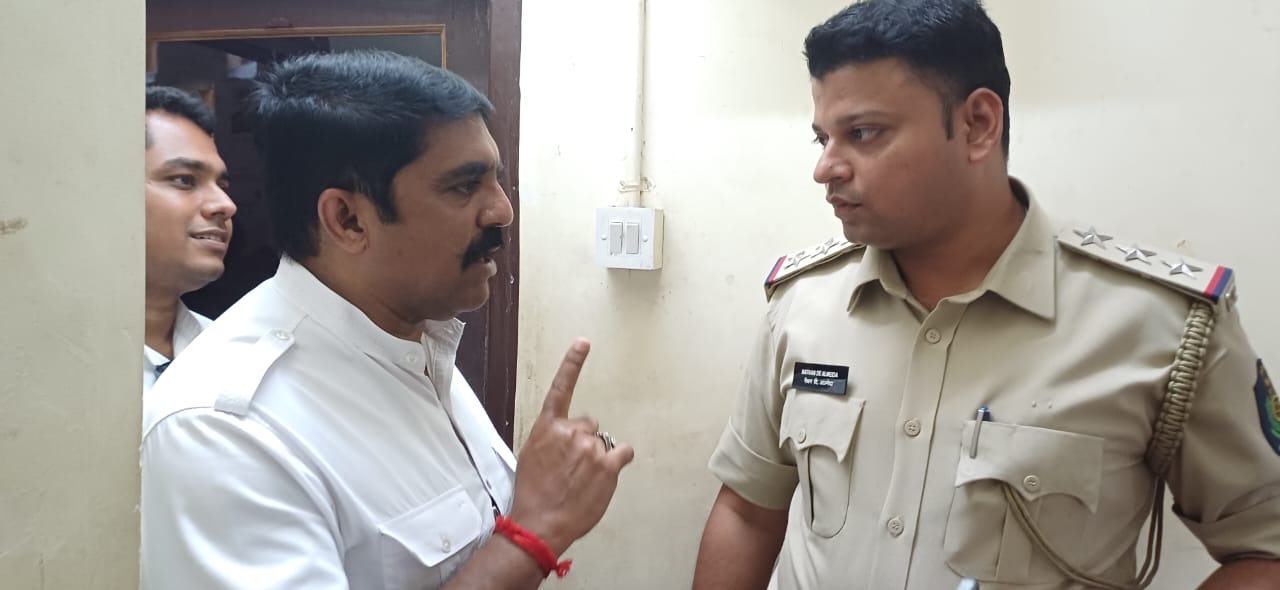 Vijai demands probe into woman   taking photo after casting vote