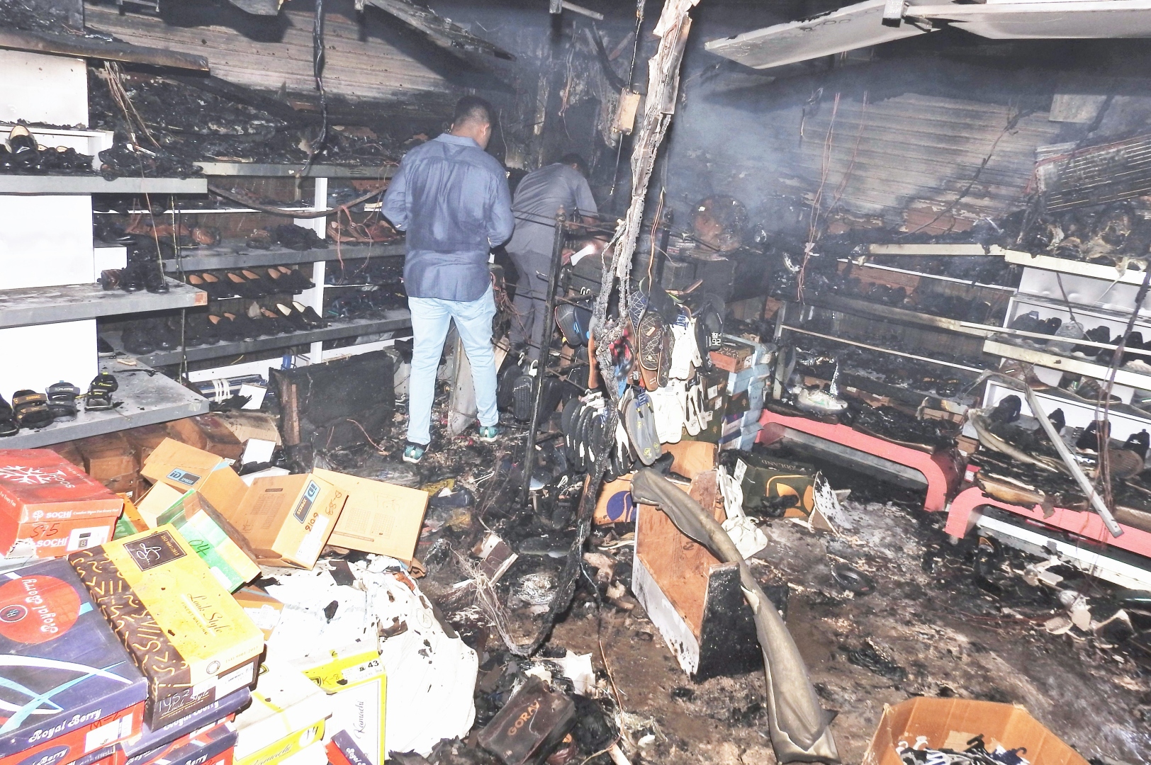 Property gutted  in footwear   shop blaze