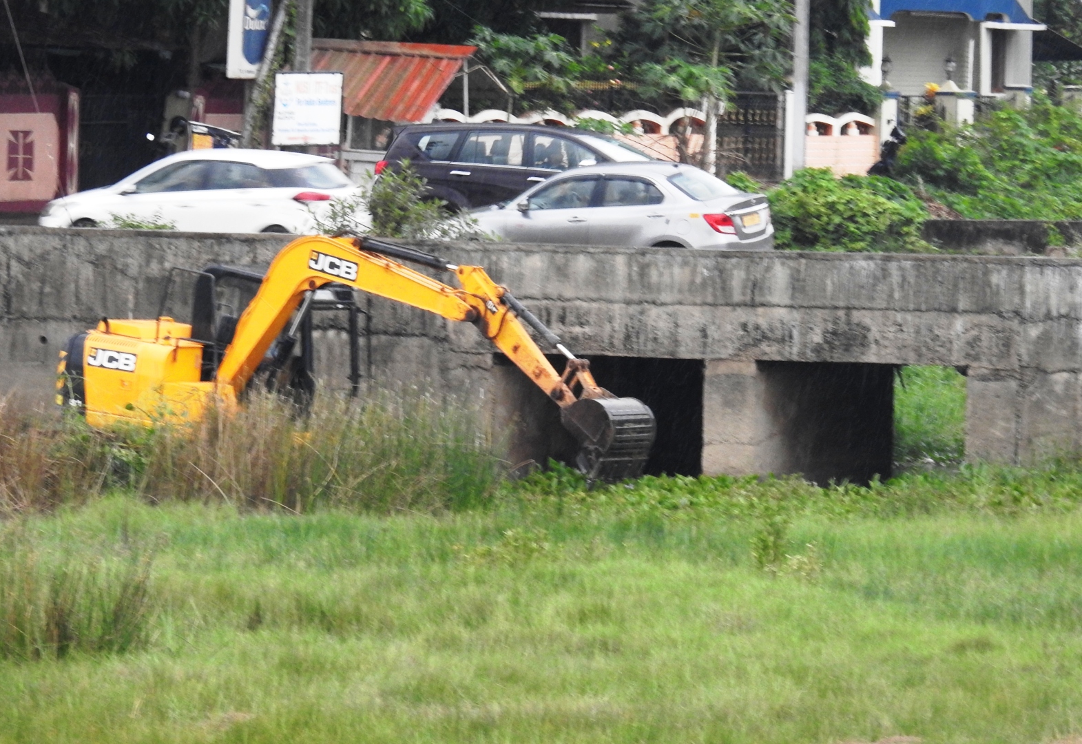 ﻿Desilting of culverts, channels at flood-prone Tolleaband begins