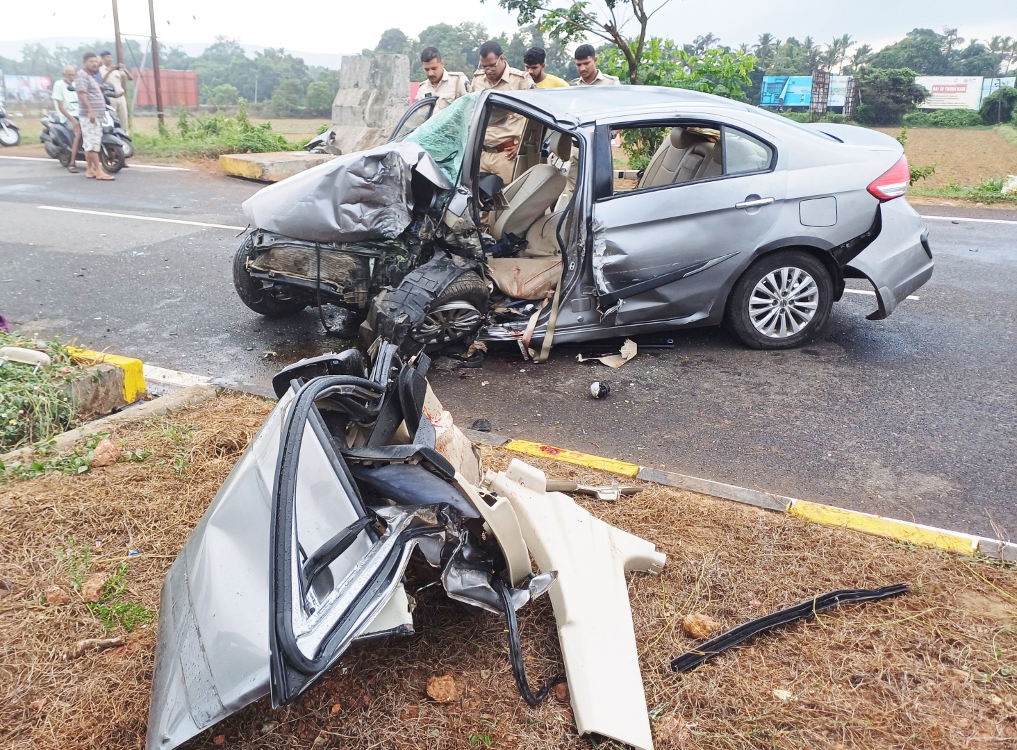2 killed as speeding car rams into concrete piece on Nuvem roadside