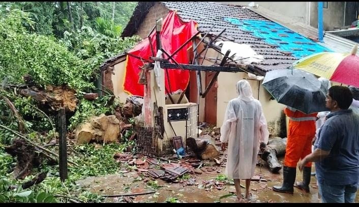 Tree collapse damages portion of house in Sanvordem