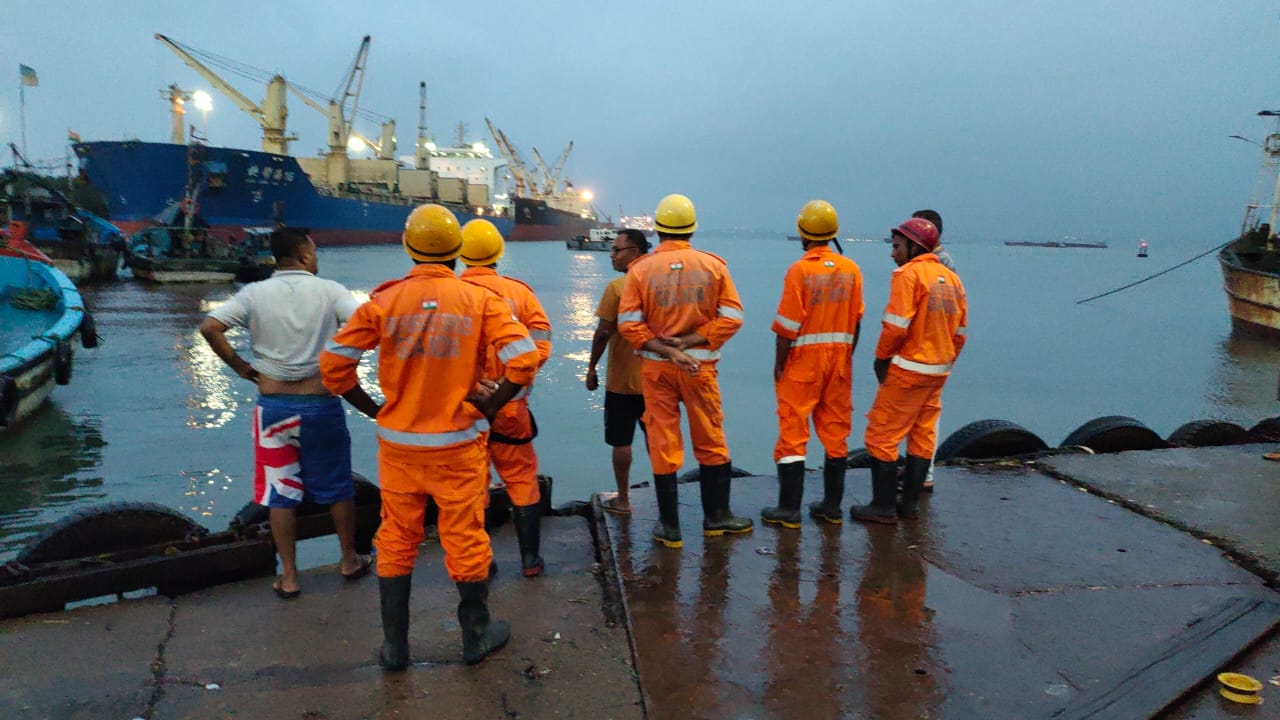 Man jumps to death in sea off Kharewado Jetty