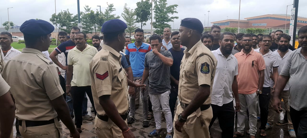 Taximen protest against hike in   Mopa airport parking charges