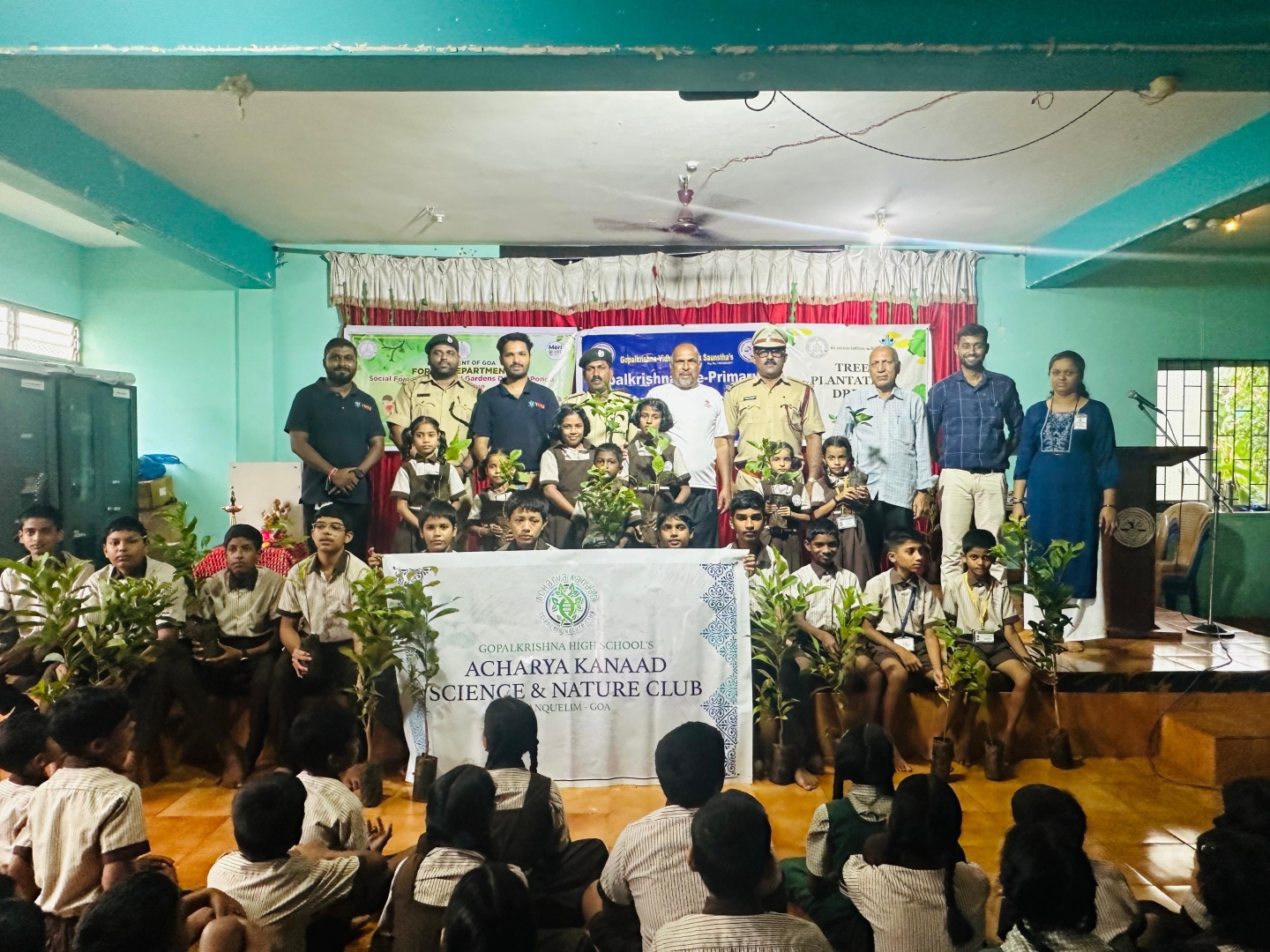 ﻿Yuva Panaji plants saplings at Sanquelim school