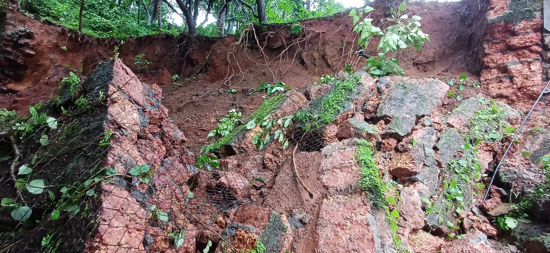 4 Fatorda flats damaged after retaining wall crashes on bldg