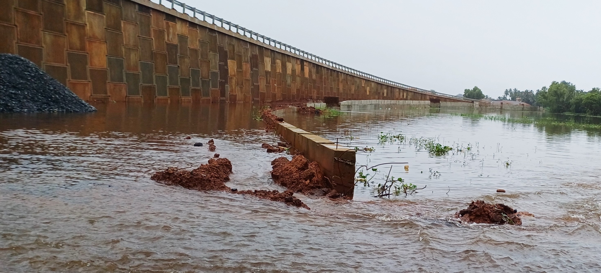 Locals voice concerns over slow drainage of flood waters   coupled with reverse flow of water in Seraulim, Mungul