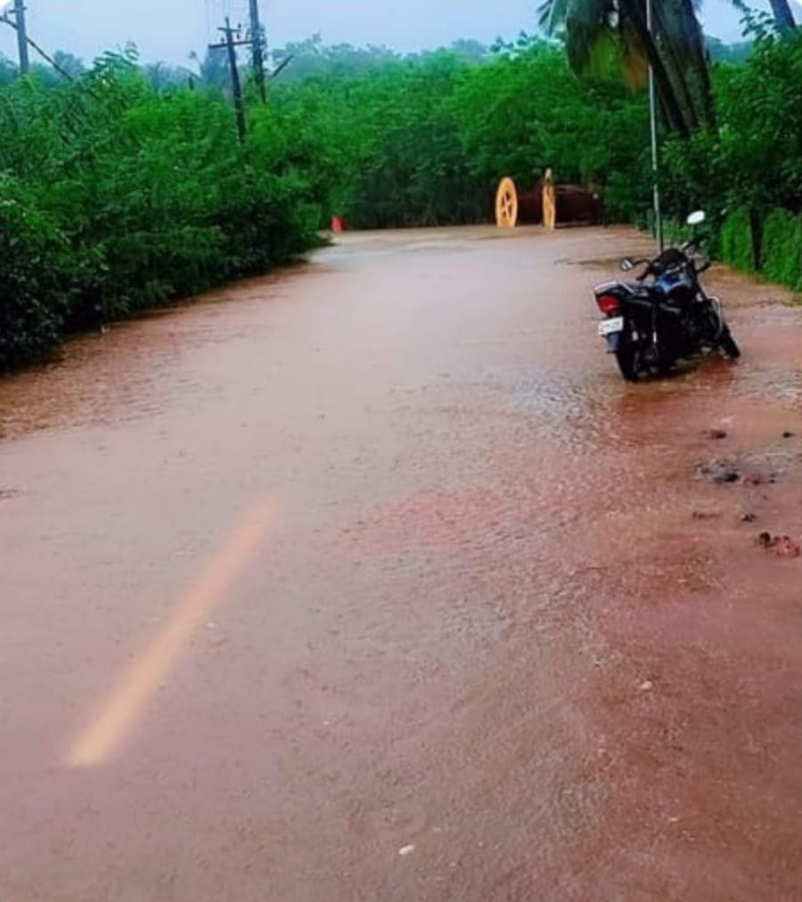 Swollen rivers   paralyse normal   life in Sanguem